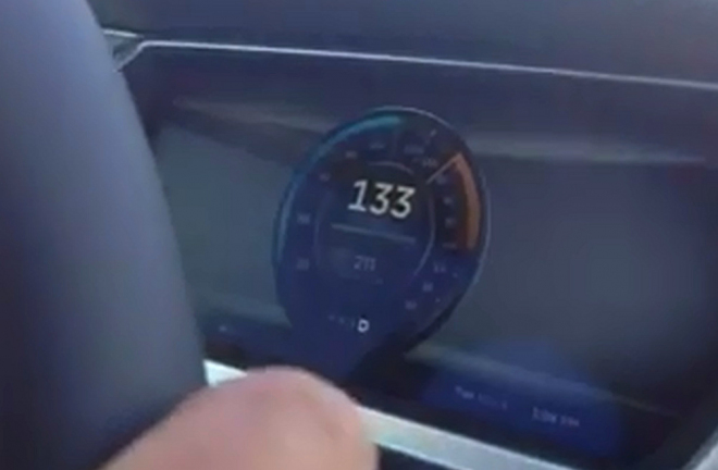 Elektrická mizérie: Tesla Model S akceleruje na svou maximální rychlost, jen 210 km/h (video)