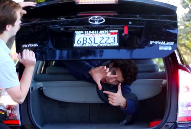 Na světě je první film natočený automobilem, parkovací kamerou Toyoty Prius (video)