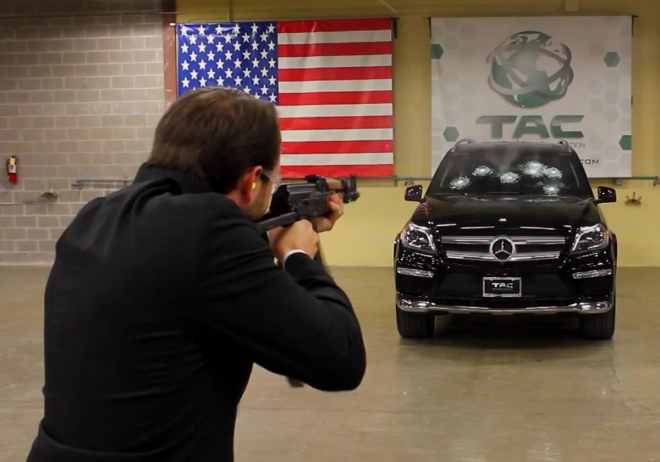 Šéf firmy na pancéřování aut si sedl do obrněného Mercedesu, pak pustil ke slovu AK-47 (video)