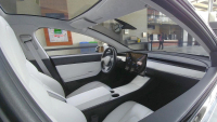 Interiér Tesly Model 3 na zatím nejlepší fotce: může zůstat tak jednoduchý?