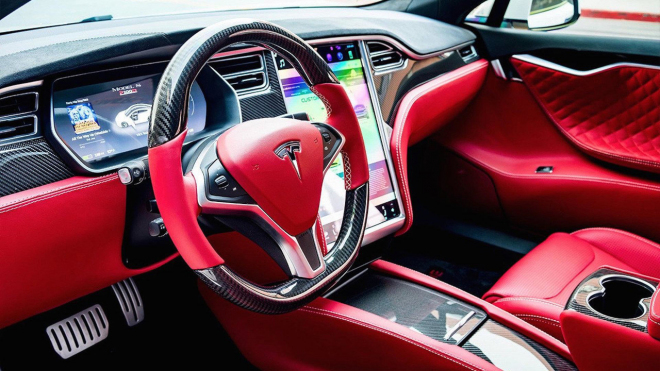 Tesla už čalounění z pravé kůže nenabízí, tohle přesto můžete mít. Draze, nekvalitně