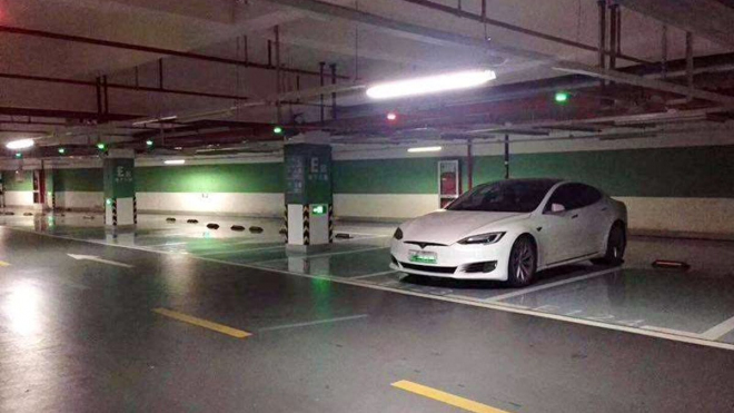 Řidiči v Číně nechtějí parkovat vedle Tesel, na jindy přeplněných parkovištích stojí samy