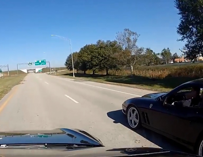 Tesla Model S P85D vs. Ferrari 550 ve sprintu: elektřina umí být velmi rychlá (video)