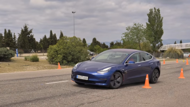 Tesla Model 3 ohromila v losím testu, vyrovnat se ji dokáže jediný vůz
