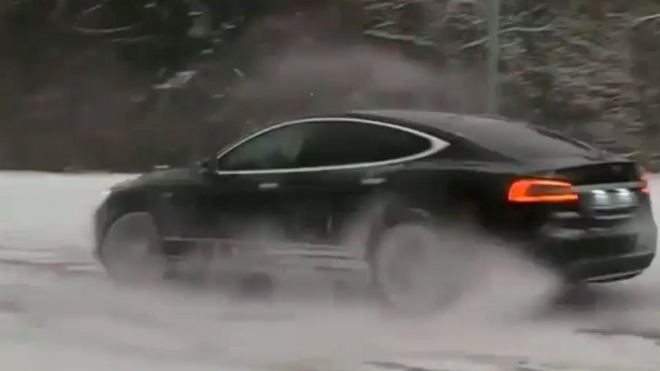 Takhle se s Teslou Model S baví Rusové. Je to trochu jiný přístup k věci
