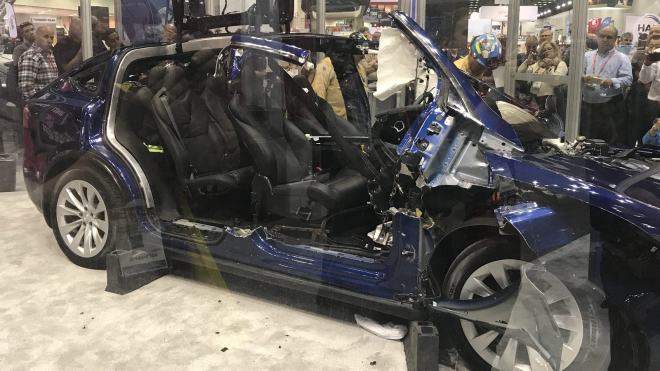 Jak to opravdu bylo s Teslou Model X, kterou měl Mercedes zničit testováním?
