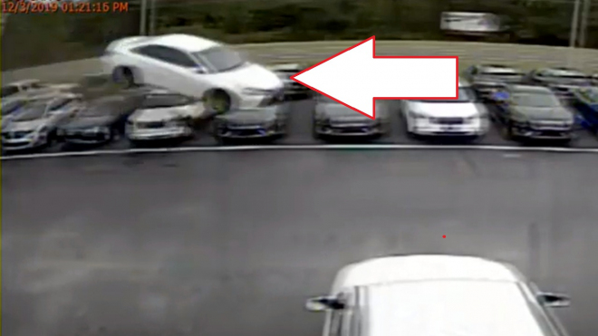 Řidič v plné rychlosti vyjel ze silnice a přeskočil asi 12 aut stojících poblíž