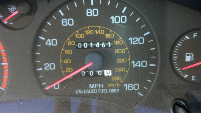 Muž náhodou objevil 25 let nejetou, vzácnou Toyotu. Nikdo si ji nevšímal kvůli jediné věci