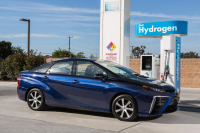 Proč dnes výrobci dávají palivo k vodíkovým autům na léta zdarma?