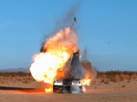 Filmař nechal vybuchnout Rolls-Royce v poušti, přišlo mu to jako dobrý nápad (videa)