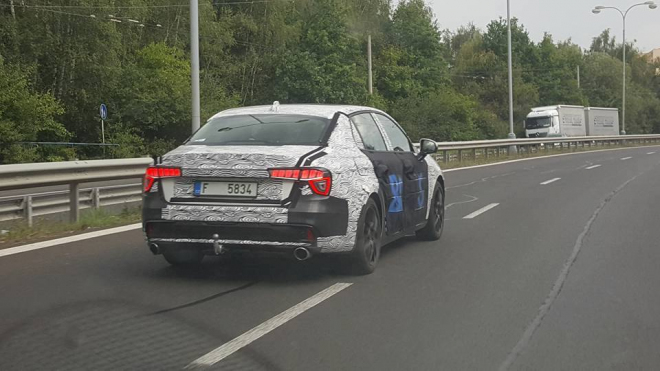 V ČR byl nafocen tajemný prototyp sedanu na eFkových značkách. Jde o Škodu?