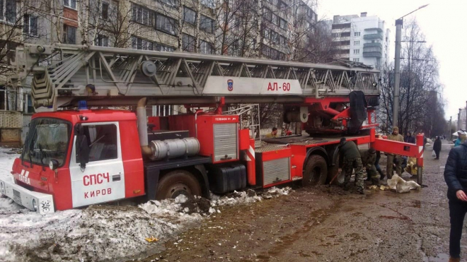 Tatra smolně nedojela k požáru, hasičský speciál zapadl na dohled od hořícího bytu