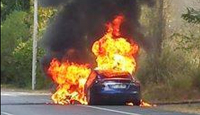 Tesla po nehodě v Číně odstranila z webu slovo „autopilot”, jiné z jejích aut shořelo