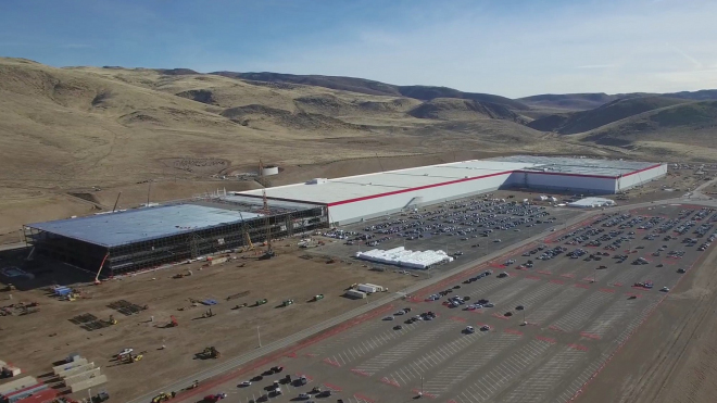 Tesla začala vyrábět baterie na staveništi jménem Gigafactory. A mělo to tak být