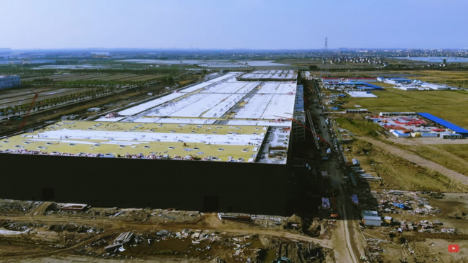 Záběry z výstavby nové obří továrny Tesly ukazují neuvěřitelný pokrok