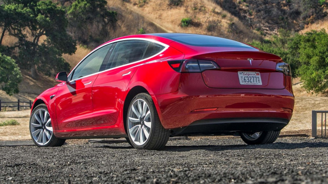 Tesla přiznala zrušení 63 000 rezervací Model 3, ohlásila ztrátu 7,4 mld. za kvartál
