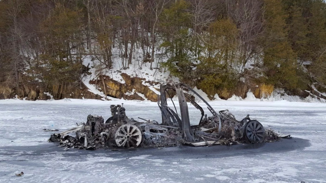 Lidé se diví, že Tesla na troud shořela na zamrzlé hladině jezera a nepropadla se