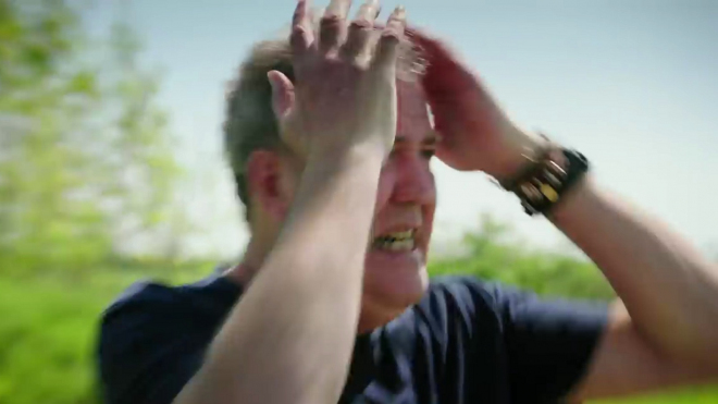 Jeremy Clarkson v nové The Grand Tour doslova přijde o hlavu, rukou Jamese Maye