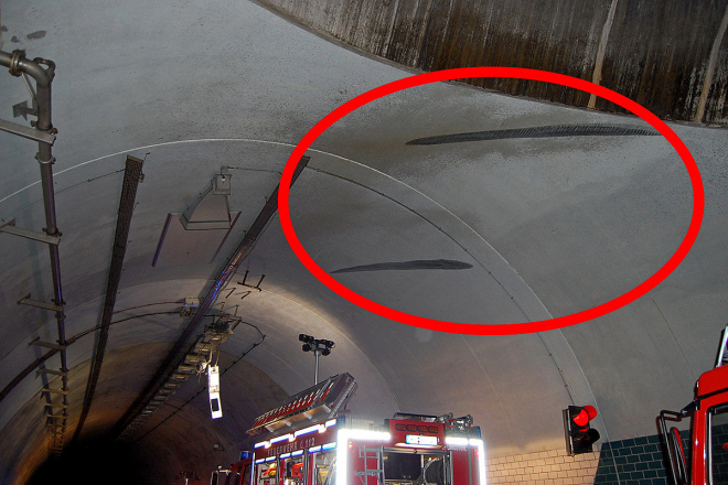 Řidička nechala stopy pneumatik na stropě tunelu, tohle zbylo z jejího auta (foto)