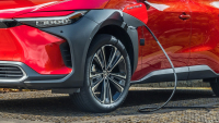 Toyota odmítá dál vyhazovat peníze za nechtěné elektromobily, raději zaplatí pokuty za neplnění emisních cílů