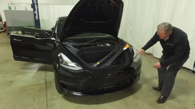 Šéf firmy rozebírající auta prozkoumal Teslu Model 3. Podívejte se, co objevil