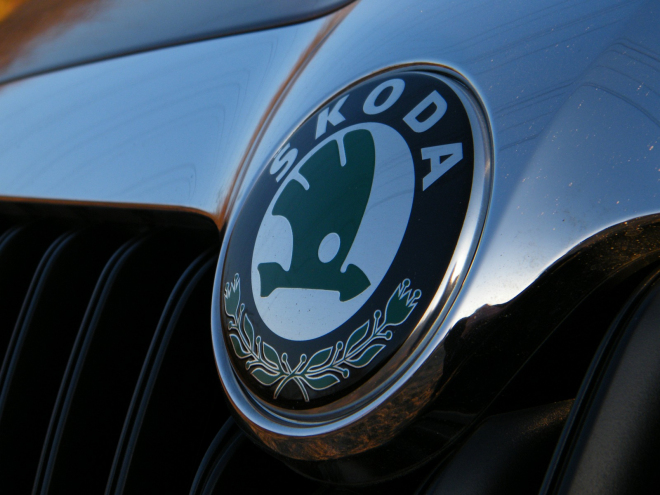 Škoda v Indii zdarma rozdává náhrady za ukradené znáčky z kapoty a kufru