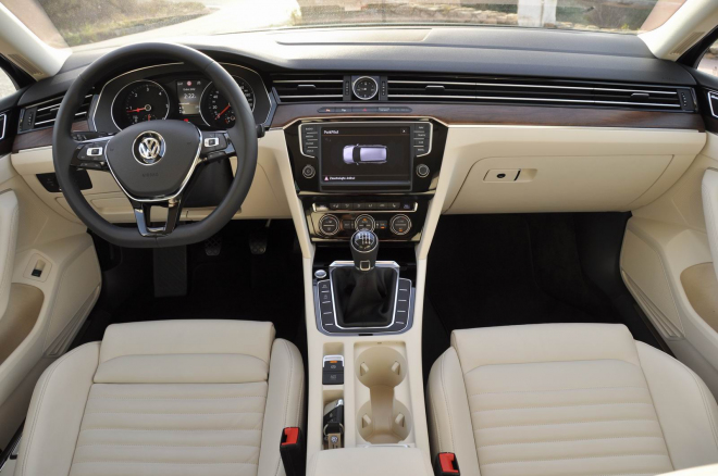Volkswagen omezí výrobu Passatu, nemá pro něj sedadla