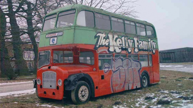 Kdysi opuštěný a zdevastovaný autobus Kelly Family zachránili. Teď může být váš