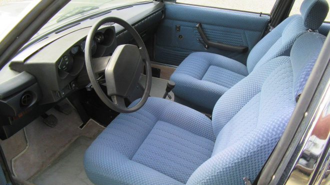 K mání jsou dvě pozoruhodné Tatry 613. Jedna je takřka nejetá, druhá stojí v AAA