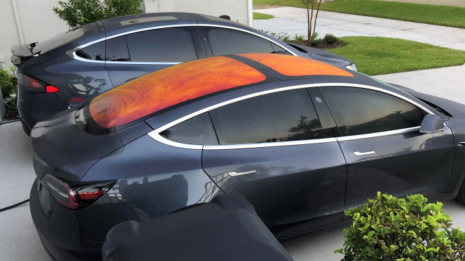 Proč střechy aut Tesly vypadají někdy tak, jako by byly zrezlé?