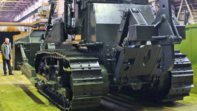 Rusové začali vyrábět pancéřovaný buldozer, na stavbách ho vážně nečekejte
