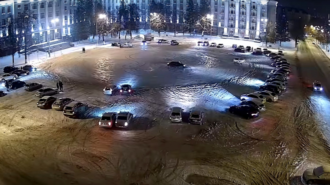 Ruská policie vyzrála na řidiče, kteří se vzbouřili proti jejímu zásahu na zasněženém náměstí