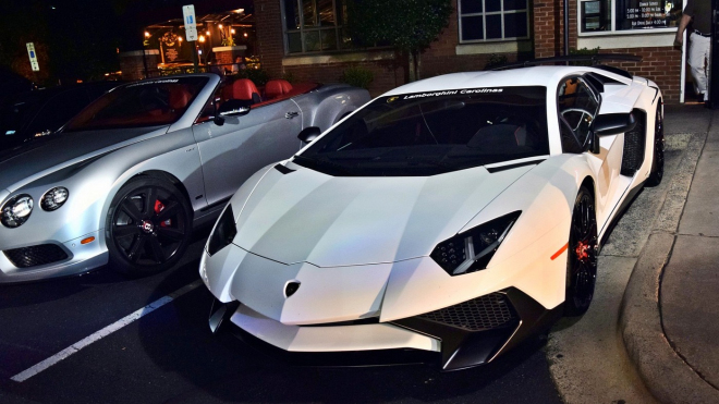 Muž poskládal úžasnou sbírku moderních superaut. Teď má na krku žalobu