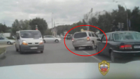 Rus dokázal ujet policii centrem města ve slabém autě, zcela šílenou jízdou (video)