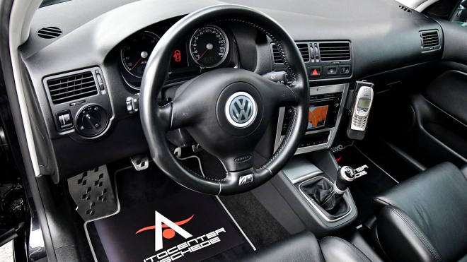 Jeden z nejvzácnějších VW Golf je k mání skoro nový, i s Nokií 6310i je jako posel z minulosti