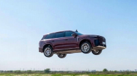 Číňané vzali svůj &bdquo;Rolls-Royce pro chudé&rdquo; a skočili s ním z ostrého srázu. Podívejte se, jak dopadl po 20 metrech letu
