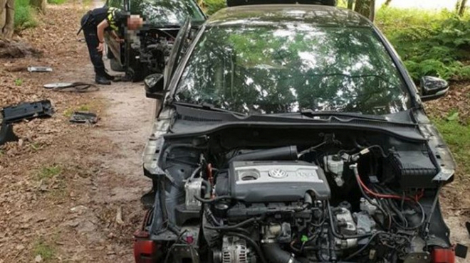 Policisty šokoval nález torz dvou aut na lesní cestě. Kam tohle může až zajít?