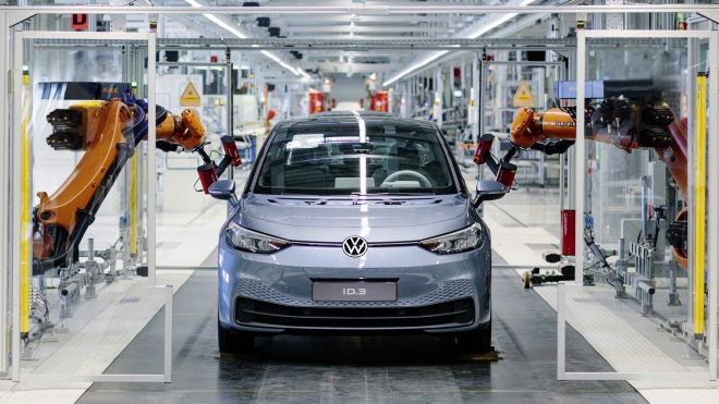 VW už vyrábí svůj klíčový elektromobil, tak proč ho ještě 8 měsíců nikomu neprodá?