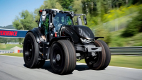 Výrobce vzal svůj nejnovější traktor na okruh Formule 1. A děly se věci