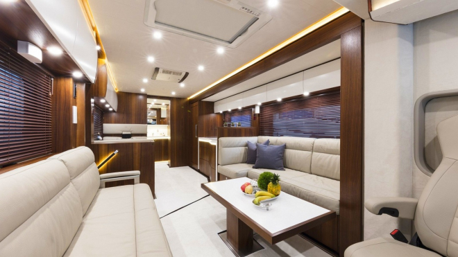 Tohle je jeden z nejluxusnějších domů na kolech. To pravé překvapení ale skrývá v zádi