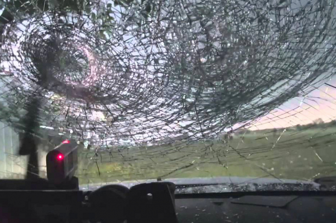 Takhle to vypadá, když se vám na auto za jízdy sesypou kroupy velikosti grepu (video)
