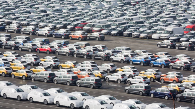 Regulace EU a Čína posílají automobilky do kolen, Německo je na pokraji recese