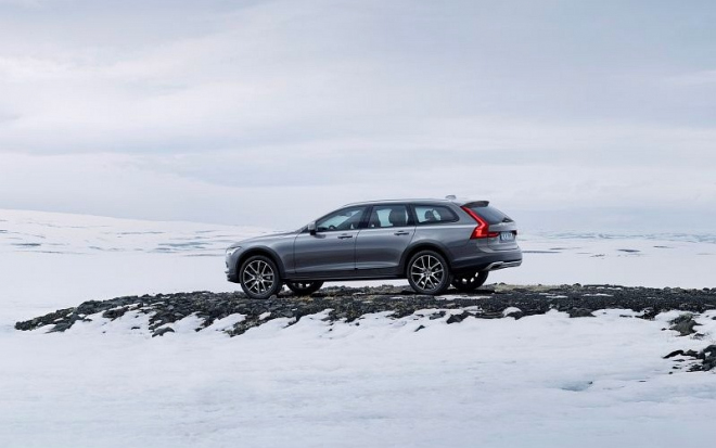 Volvo V90 Cross Country detailně. Zvýšeným podvozkem překonává Audi