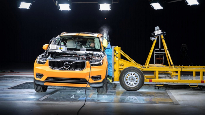 Volvo ukázalo, jak testovalo bezpečnost nové XC40. Je to nejmenší švédský tank
