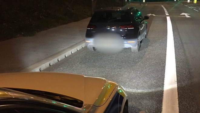 Policisté po honičce ve 160 km/h zastavili auto. A nestačili se divit, kdo jim ujížděl