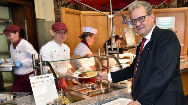 Jak se stravuje 62 tisíc lidí v hlavní továrně VW? Propracovaný systém fascinuje