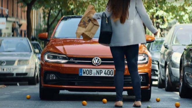 Tato zakázaná reklama VW připomíná, v jak absurdním světě to žijeme