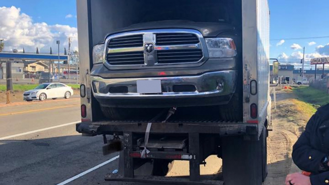 Někdo napasoval velký pick-up do malého náklaďáku, ani policie nechápala, jak