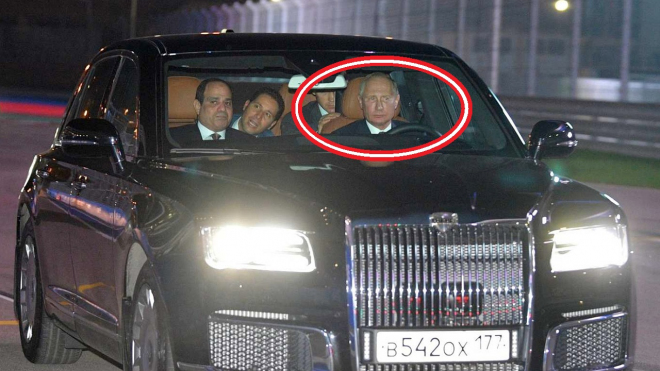 Putin usedl za volant své nové limuzíny. Chvíli dělal šoféra jinému prezidentovi