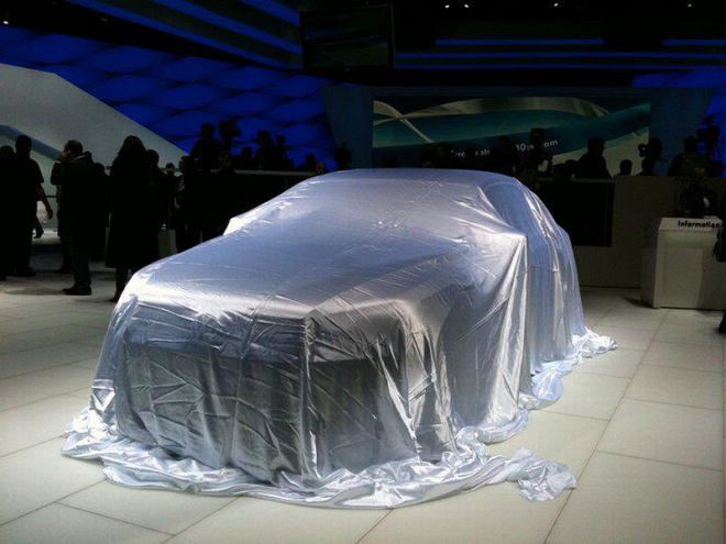 Volkswagen chystá pro Detroit něco velkého, zatím to schovává pod plachtou